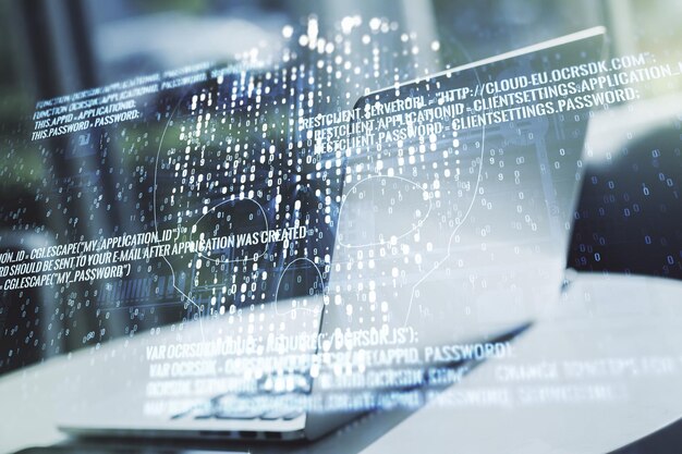Concepto creativo de la ilustración del cráneo del código en el fondo de la computadora portátil moderna Concepto de piratería y phishing Multiexposición