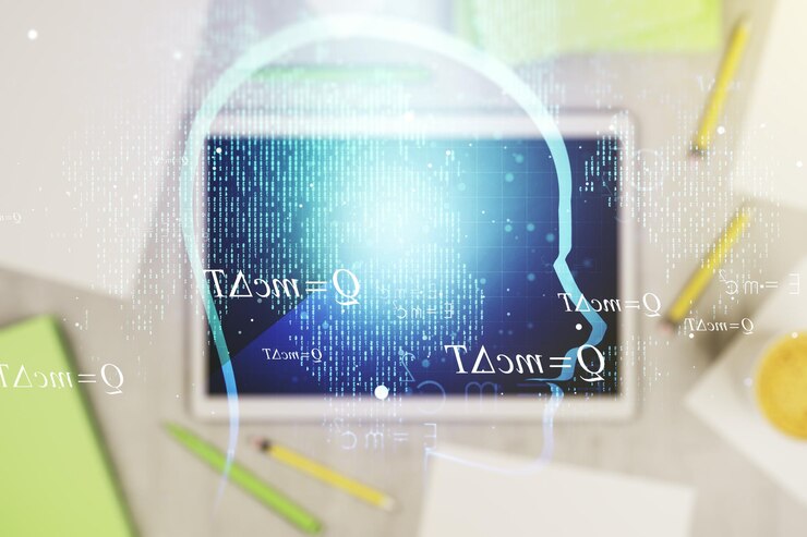 Foto concepto creativo de inteligencia artificial con boceto de cabeza humana y tableta digital moderna en el escritorio en la vista superior de fondo doble exposición