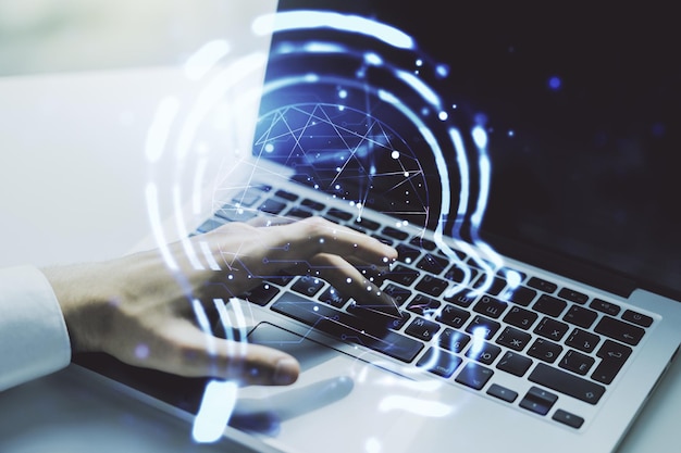 Concepto creativo de inteligencia artificial con holograma de cabeza humana y manos escribiendo en una computadora portátil en segundo plano Multiexposición