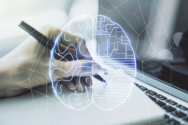 Concepto creativo de inteligencia artificial con holograma del cerebro humano y escritura a mano en un cuaderno en segundo plano con multiexposición portátil