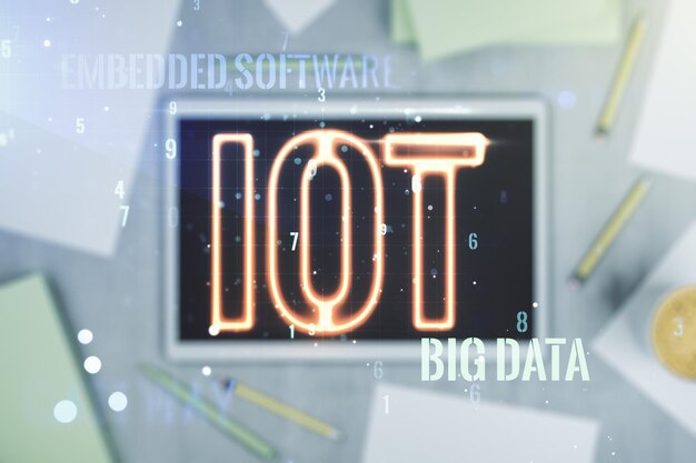 Concepto creativo de IOT y tableta digital moderna en la vista superior de fondo Multiexposición