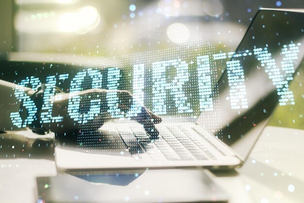 Concepto creativo de seguridad cibernética con las manos escribiendo en el teclado de la computadora en el fondo Doble exposición