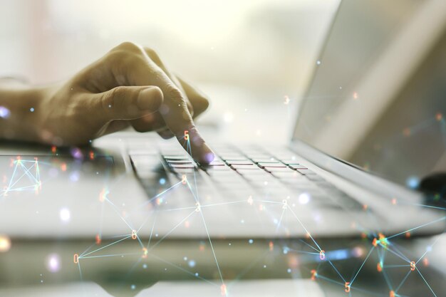 Concepto creativo de tecnología inalámbrica y manos escribiendo en la computadora portátil en el fondo Concepto de base de datos y datos grandes Multiexposición