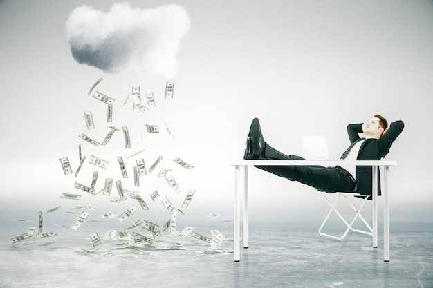 Concepto de crecimiento financiero con un hombre de negocios sentado en la mesa con los pies hacia arriba y mirando a la lluvia de dinero abstracto 3D Rendering