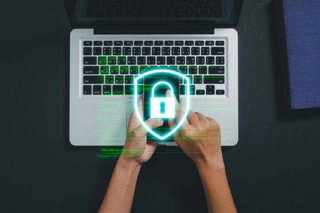 Concepto de crimen digital de seguridad cibernética Persona que toca el icono de candado de la pantalla VR experto en ciberseguridad que trabaja en el acceso seguro a Internet para proteger el servidor contra el cibercrimen