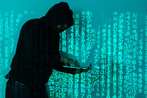 Concepto de crimen en Internet Hacker trabajando en código en fondo digital oscuro con interfaz digital redonda