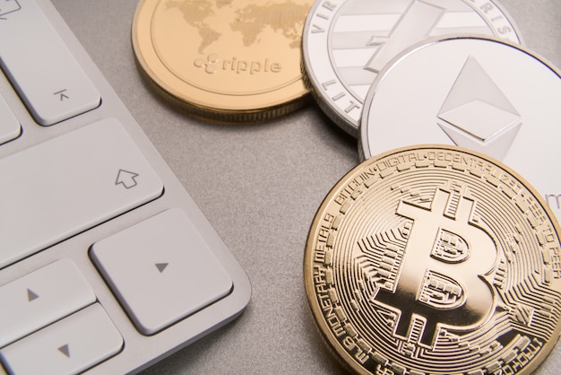 concepto de criptomoneda bitcoin, btc, ethereum, litecoins, monedas de oro y plata