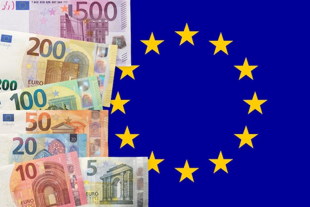 El concepto de crisis financiera y recesión Euro nota sobre un fondo de bandera de la Unión Europea