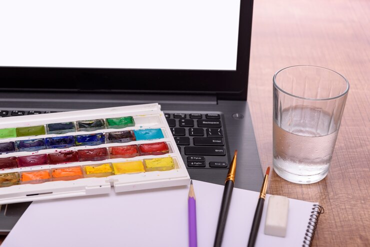 Foto concepto de cubierta de clase de dibujo en línea con hoja de computadora portátil de pinturas de papel y pinceles en ...