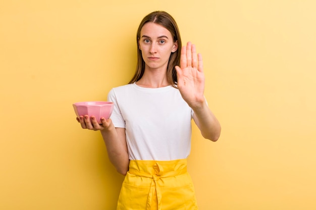 Concepto de cuenco de cocina vacío de mujer bonita adulta joven