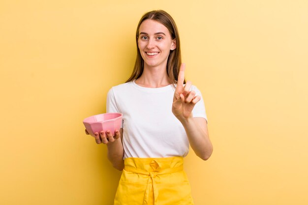 Concepto de cuenco de cocina vacío de mujer bonita adulta joven