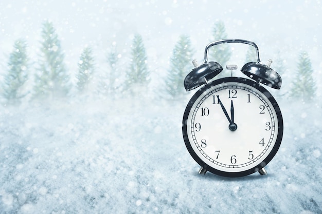 Foto concepto de cuenta regresiva de año nuevo con reloj de tiempo y fondo de nevadas