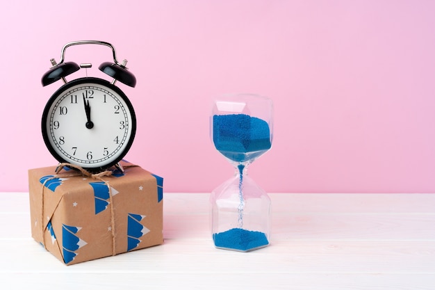 Concepto de cuenta regresiva de celebración de Navidad y año nuevo con reloj despertador