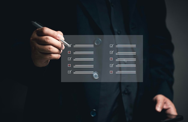Foto concepto de cuestionario gestión de documentos en línea dms empresario comprueba la lista en una pantalla virtual responde a cuestionarios sobre satisfacción trabajo a través de teléfono móvil o portátil calidad de satisfacción