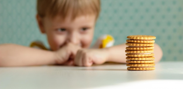 Concepto cuidado dental desnutriciónpila de galletas sobre un fondo de un primer plano de un niño