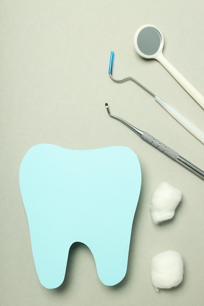 Concepto de cuidado dental o cuidado de los dientes sobre fondo gris