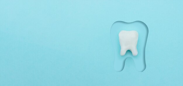 Concepto de cuidado dental Vórtice protector alrededor del modelo de diente sobre fondo azul con espacio de copia