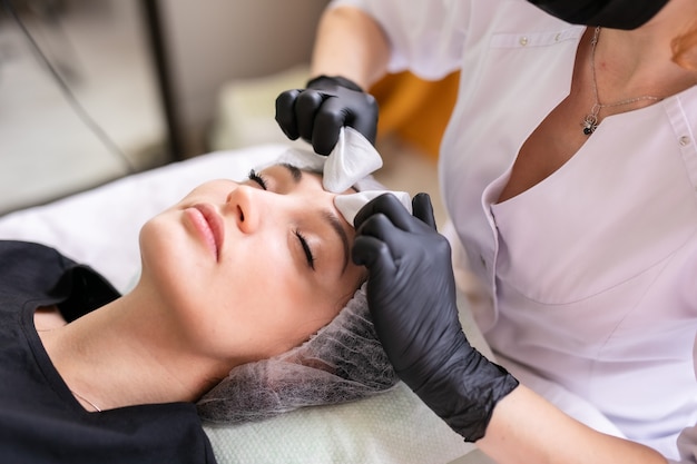 Concepto de cuidado de la piel. Una mujer en un salón de belleza durante un tratamiento de cuidado de la piel facial.