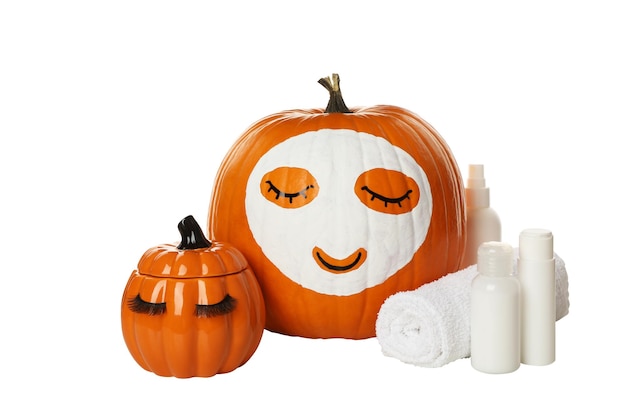 Concepto de cuidado de la piel y el rostro máscara de belleza de calabaza aislada sobre fondo blanco
