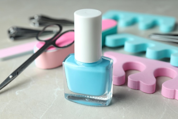 Concepto de cuidado de las uñas con accesorios de manicura sobre fondo de textura ligera