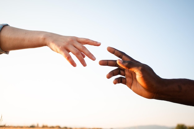 Concepto de cultura diversa Manos de hombre negro y mujer blanca