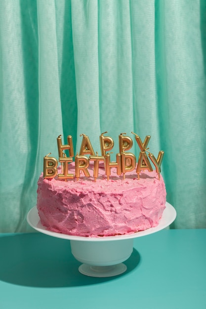 Concepto de cumpleaños con pastel y velas.