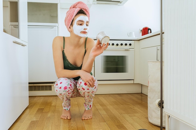 concepto de decepción en la vida falta de café en la mañana sorpresa