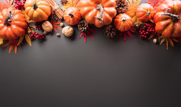 Concepto de decoración de Acción de Gracias y otoño hecho de hojas de otoño y calabaza sobre fondo oscuro Vista plana superior con espacio de copia