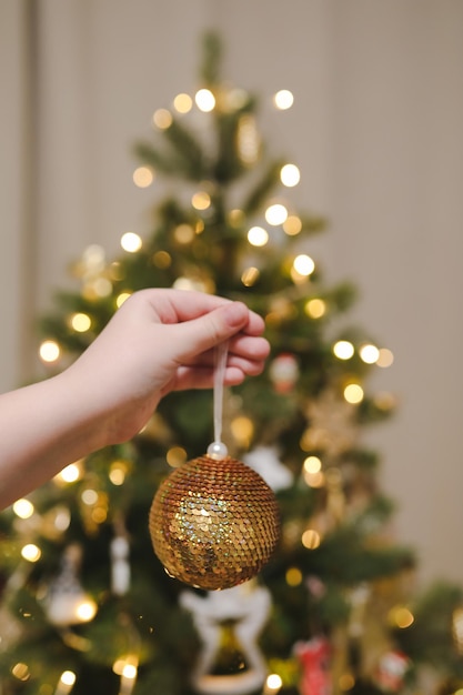 Concepto de decoración de árbol de Navidad con juguete de Navidad en una mano