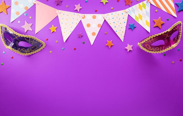 Concepto de decoración de carnaval de Purim feliz hecho de máscara y estrella brillante sobre fondo púrpura. (Feliz Purim en hebreo, festividad judía celebra)