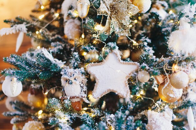 Concepto De Decoración Y Celebración De Año Nuevo De Vacaciones Cerca Del árbol De Navidad Decorado Con Bolas Y Bolas.