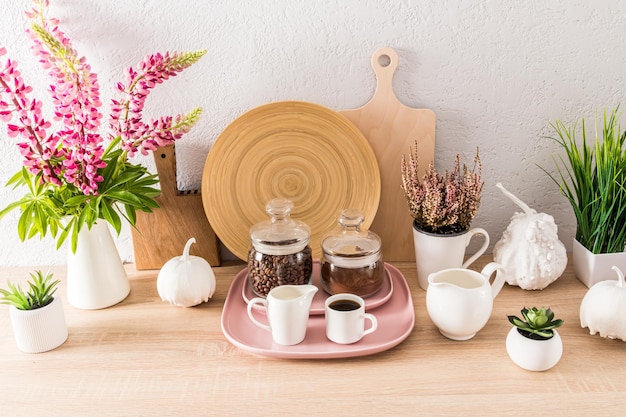 El concepto de decoración de cocina casera fondo de cocina con una taza de café latas de café elementos de decoración elegante