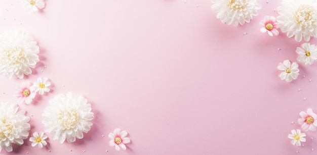 Concepto de decoración del Día de la Mujer Feliz hecho de flores sobre fondo rosa pastel