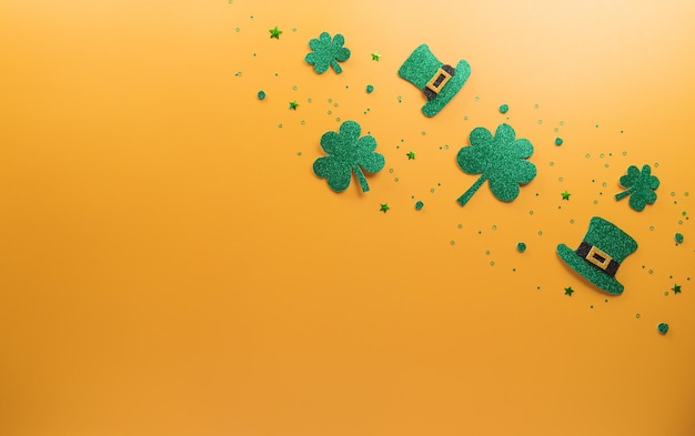 Concepto de decoración del Día de San Patricio feliz hecho de calendario de madera de hoja de trébol de tréboles y sombrero de duende sobre fondo amarillo