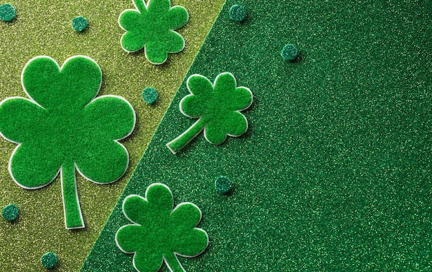 Concepto de decoración del Día de San Patricio feliz hecho de hojas de trébol de tréboles sobre fondo verde