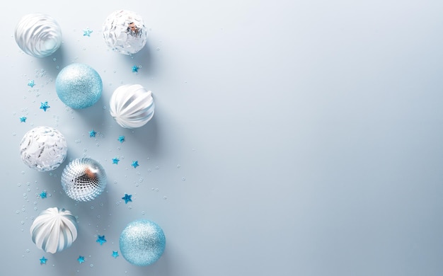 Concepto de decoración de fondo de Navidad y año nuevo Vista superior de la estrella de la bola de Navidad y el copo de nieve sobre fondo azul pastel