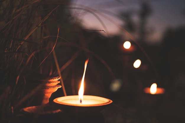 Concepto de decoración de lámparas de fuego con velas con luz de fuego en un hogar acogedor al aire libre en el crepúsculo concepto de sentimiento romántico