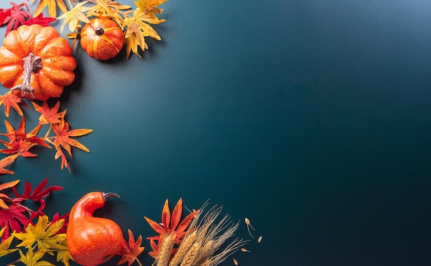 Concepto de decoración de otoño y acción de gracias hecho de hojas de otoño y calabaza sobre fondo oscuro Vista plana superior con espacio de copia