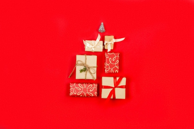 Concepto de decoraciones navideñas Cajas de regalo de vista superior envueltas en papel artesanal