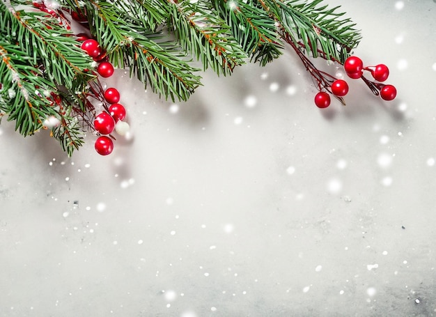Concepto de decoraciones navideñas Foto de vista superior de bolas de adornos dorados y verdes adornos de estrellas confeti y ramas de pino sobre fondo blanco aislado con espacio vacío