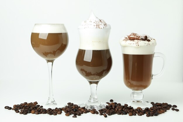 Concepto de deliciosa bebida con café irlandés sobre fondo blanco.