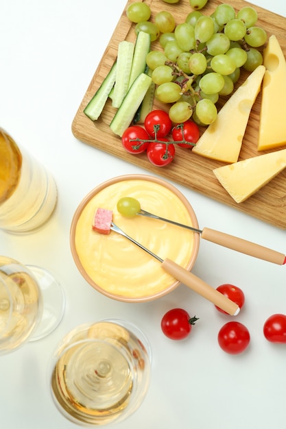 Concepto de deliciosa comida con fondue sobre fondo blanco.