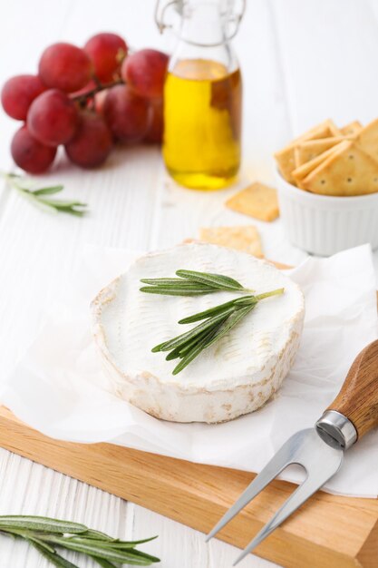 Foto concepto de deliciosa comida francesa queso camembert