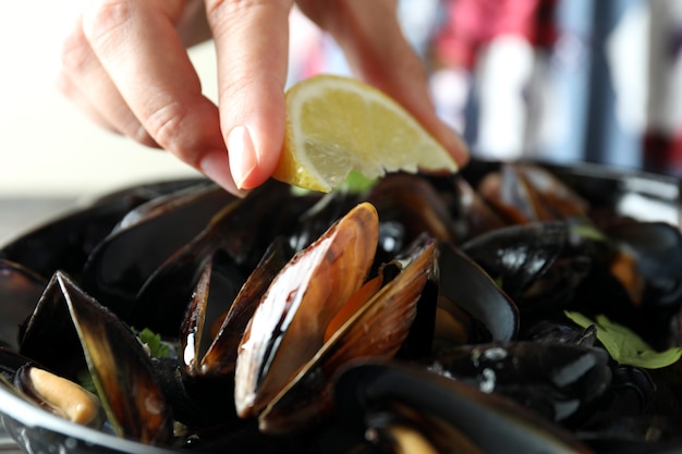 Concepto de deliciosa comida con mejillones, cerrar