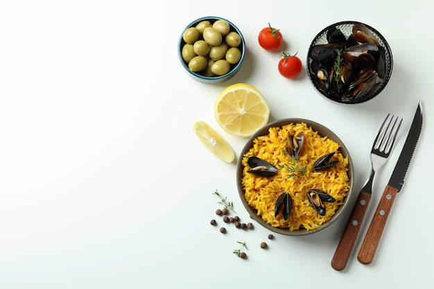 Concepto de deliciosa comida con paella española