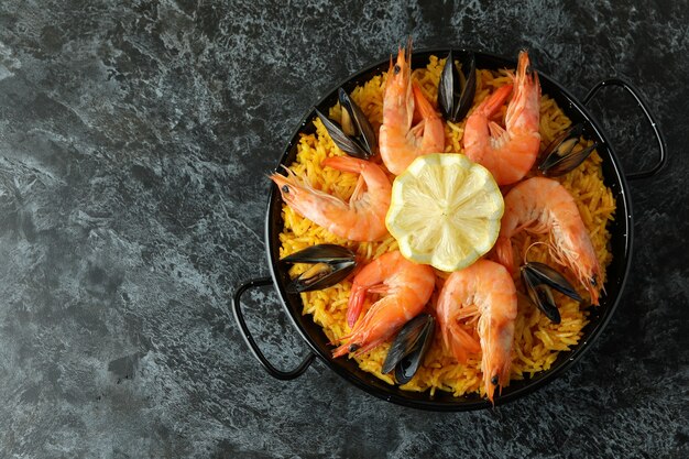 Concepto de deliciosa comida con paella española