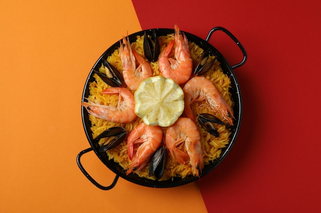 Concepto de deliciosa comida con paella española