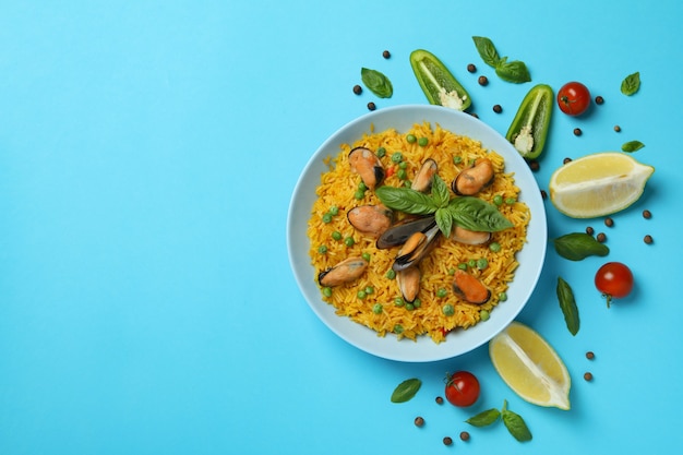 Concepto de deliciosa comida con paella española