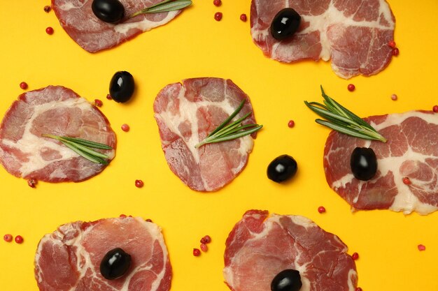 Concepto de deliciosas lonchas de jamón de jamón de la cocina española