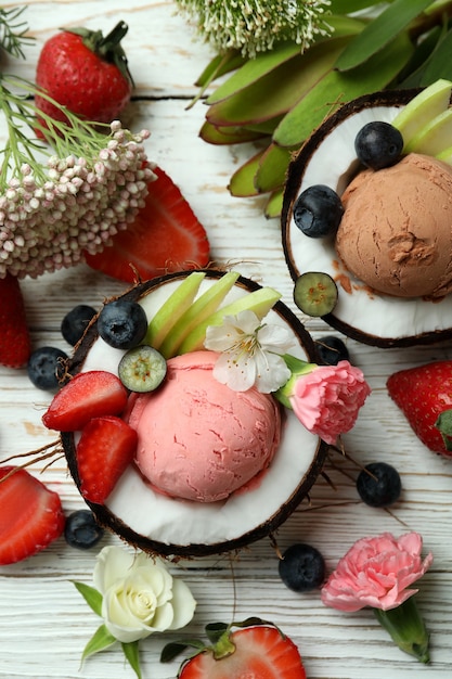 Concepto de delicioso helado de frutas en mesa de madera